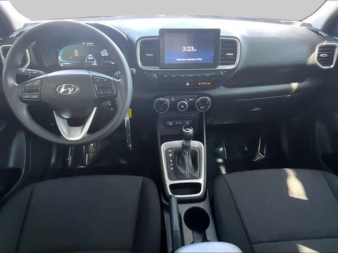 Used 2025 Hyundai Venue SE FWD image 15