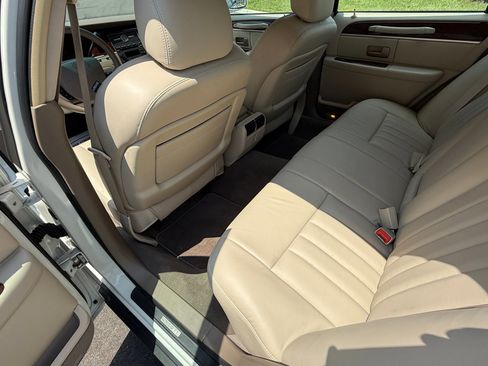 Used 2005 Lincoln Town Car Signature image 27