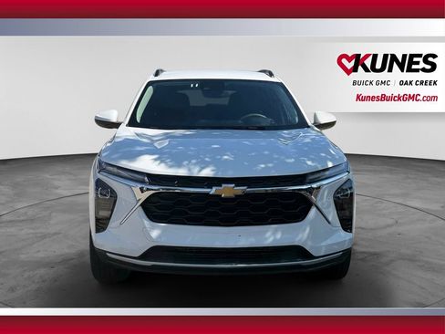 Used 2025 Chevrolet Trax LT FWD image 3