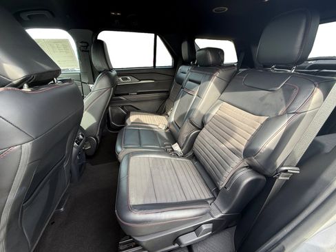 Used 2025 Ford Explorer ST-Line w/ ST-Line Street Pack image 16