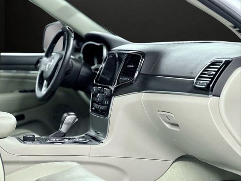 Used 2020 Jeep Grand Cherokee Overland image 18