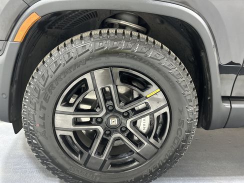 Used 2024 Rivian R1T Adventure AWD/4WD image 9