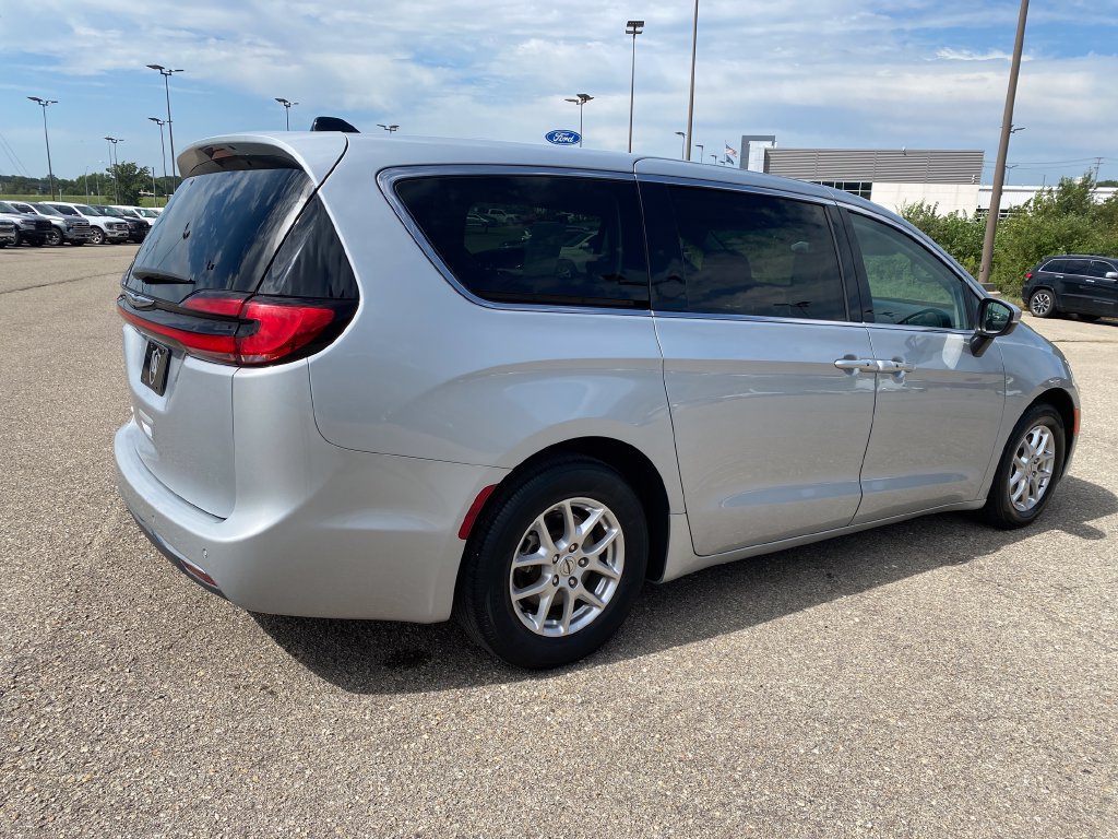 Used 2023 Chrysler Pacifica Touring-L FWD image 6