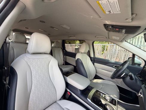 Used 2025 Kia Carnival EX FWD image 25