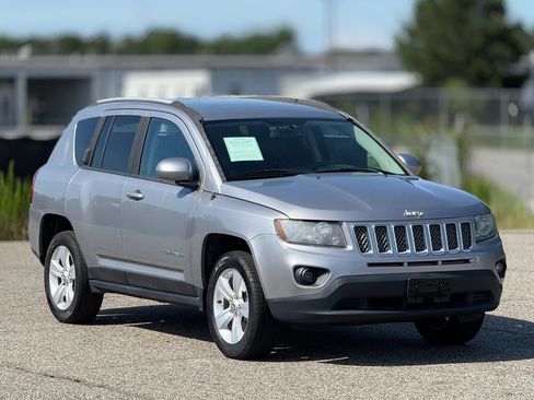 Used 2016 Jeep Compass Latitude FWD image 1