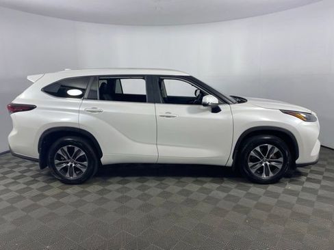 Used 2025 Toyota Highlander XLE AWD/4WD image 10