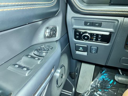 Used 2024 Ford Expedition Max Platinum AWD/4WD image 27