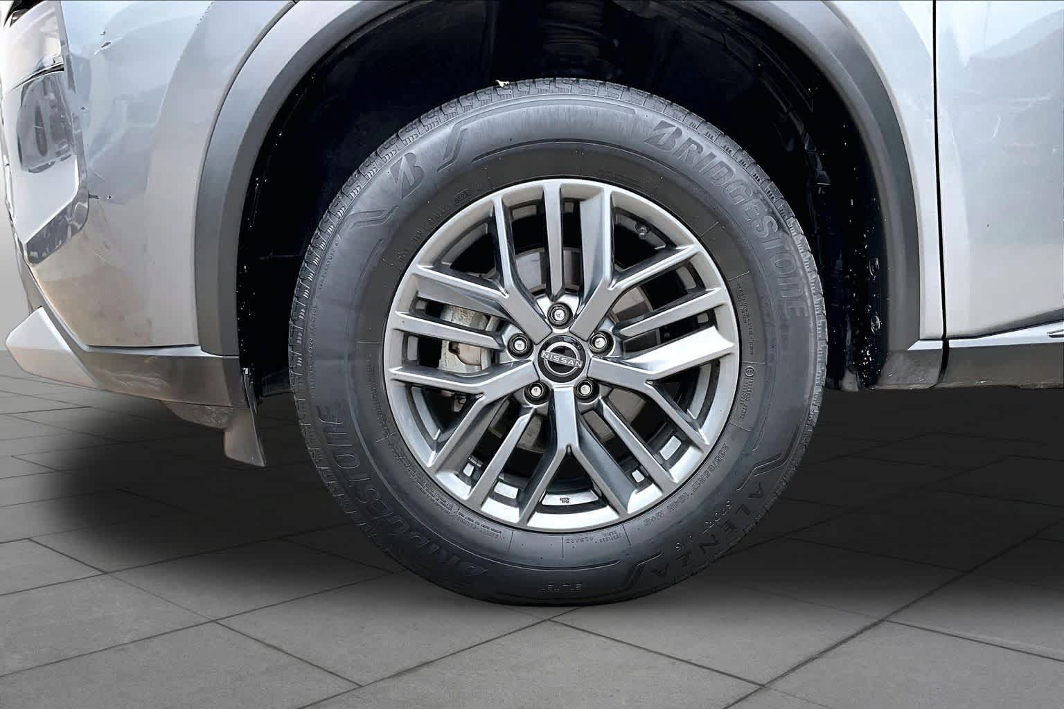 Used 2023 Nissan Rogue S FWD image 11