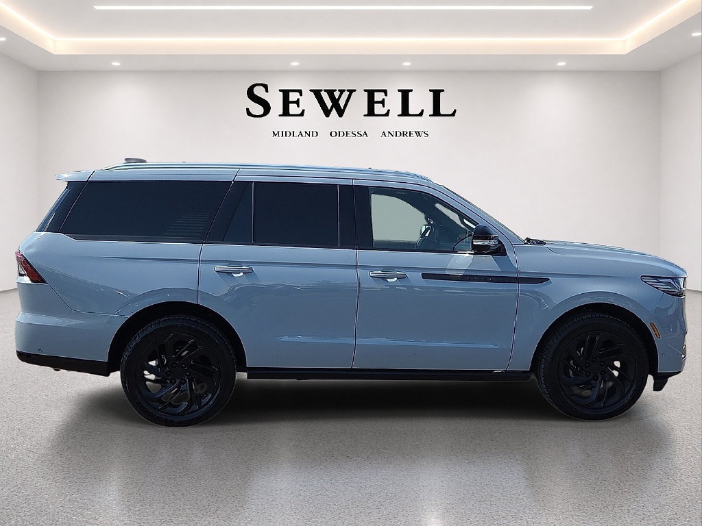 Used 2025 Lincoln Navigator Reserve AWD/4WD image 5