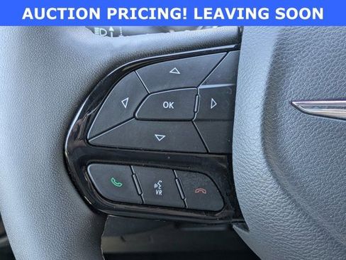 Used 2025 Chrysler Pacifica Limited FWD image 24