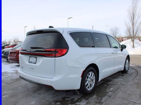 Used 2023 Chrysler Pacifica Touring-L image 7