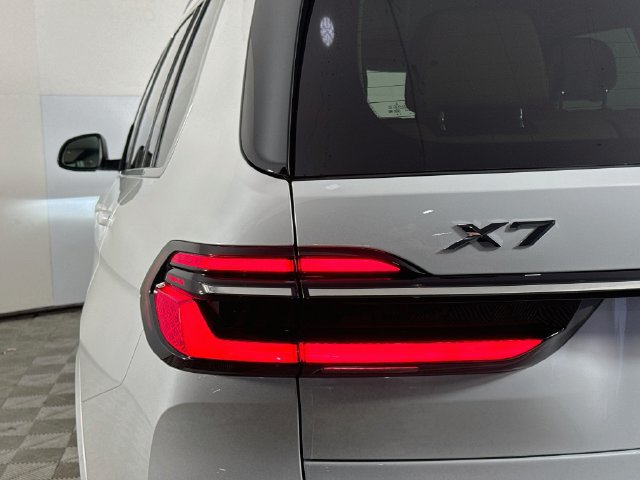 Used 2027 BMW X7 xDrive40i AWD/4WD image 35