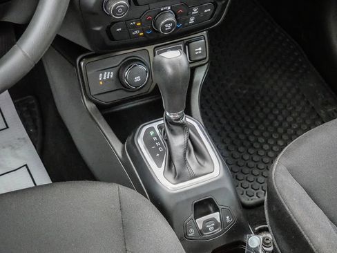Used 2023 Jeep Renegade Latitude AWD/4WD image 42