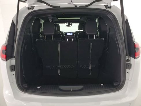Used 2025 Chrysler Pacifica Limited image 11
