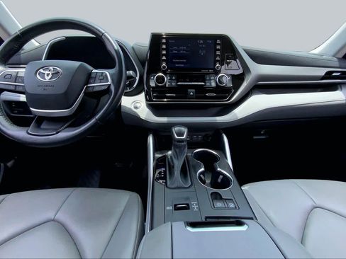 Used 2022 Toyota Highlander XLE FWD image 15