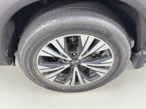 Used 2023 Nissan Rogue SV w/ SV Premium B Package FWD image 11