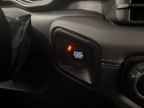 Used 2025 Jeep Gladiator Rubicon w/ Technology Group AWD/4WD image 16
