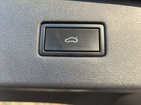 Used 2020 Volkswagen Tiguan SEL w/ 3rd Row Seat Package image 14