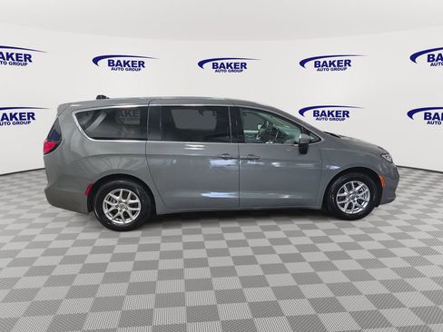 Used 2023 Chrysler Pacifica Touring-L FWD image 4