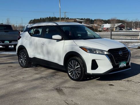 Used 2021 Nissan Kicks SV image 2