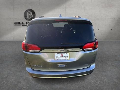 Used 2018 Chrysler Pacifica Touring-L w/ Tire & Wheel Group FWD image 6