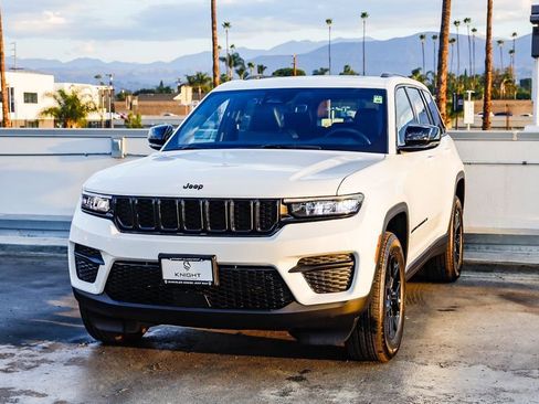 New 2025 Jeep Grand Cherokee Altitude image 4
