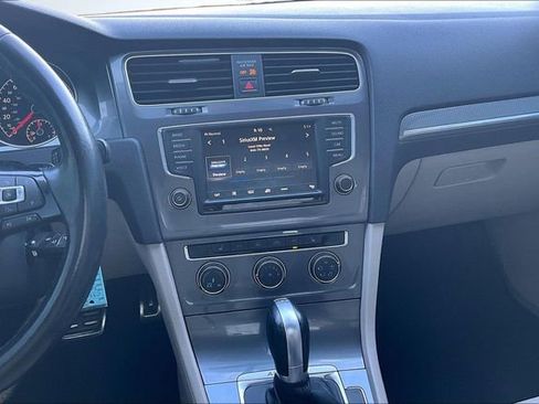 Used 2017 Volkswagen Golf Alltrack S image 9