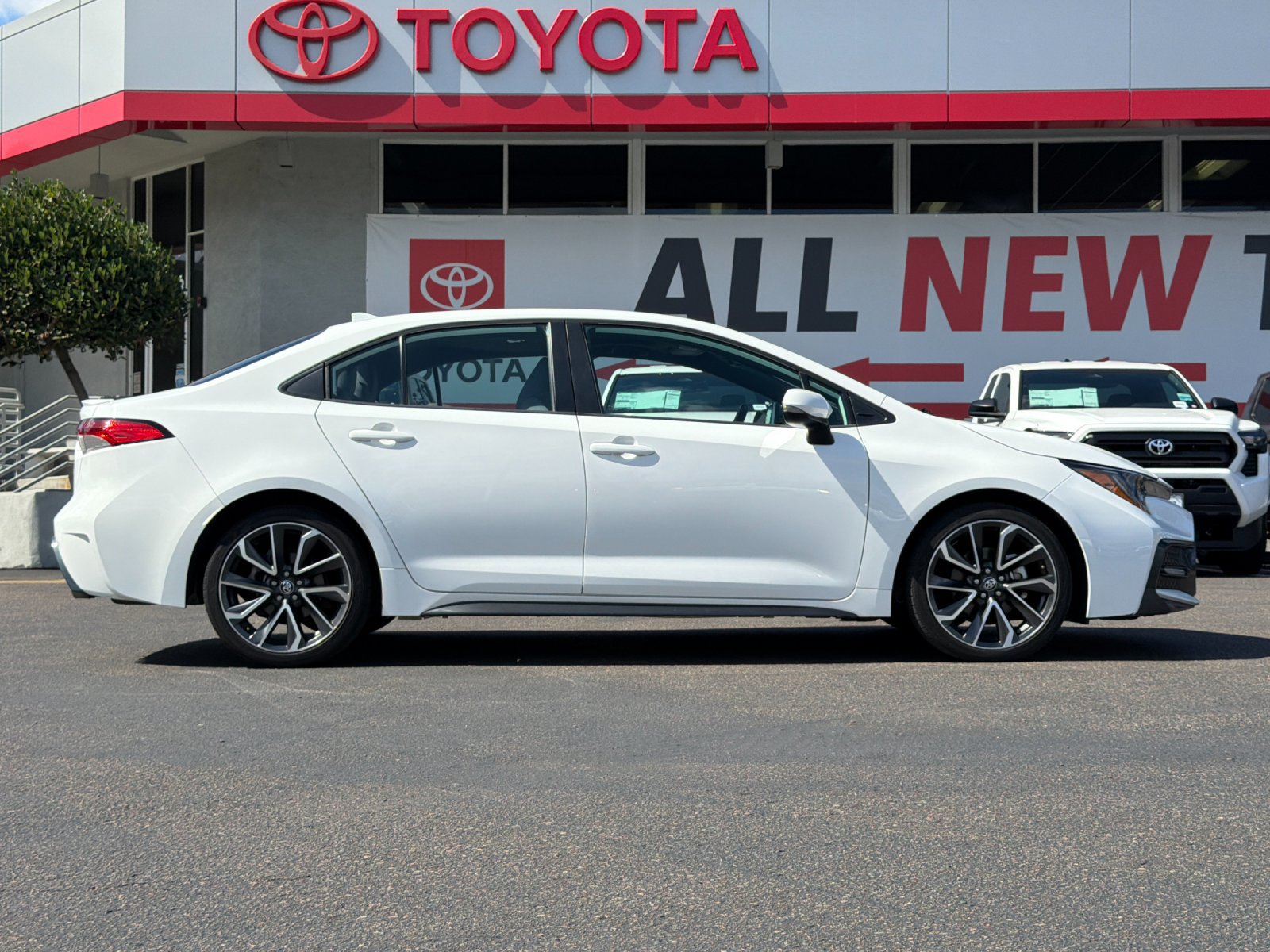 Used 2020 Toyota Corolla SE w/ SE Premium Package FWD image 6