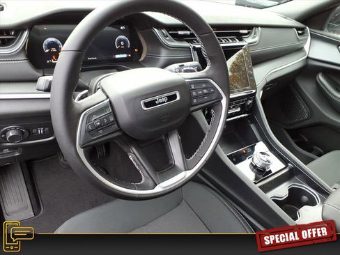 New 2025 Jeep Grand Cherokee 4WD image 8