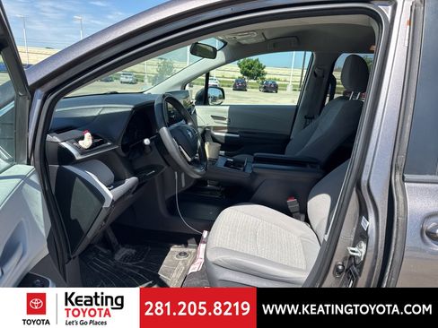 Used 2021 Toyota Sienna LE FWD image 14