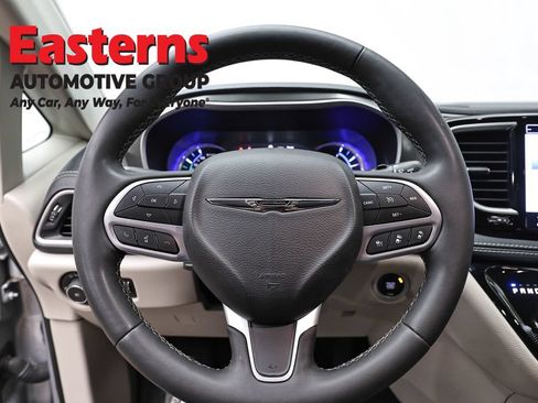 Used 2023 Chrysler Pacifica Touring-L FWD image 10