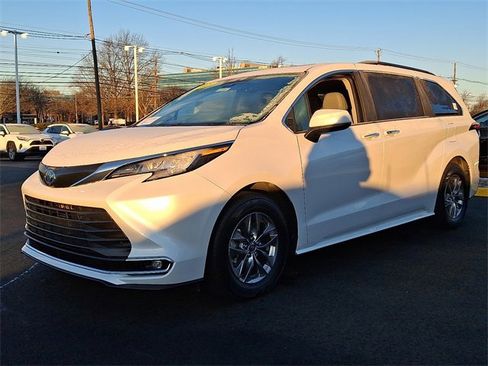 Certified 2023 Toyota Sienna XLE image 4