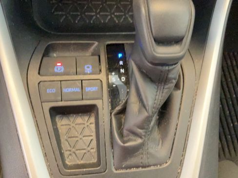 Used 2020 Toyota RAV4 XLE FWD image 22