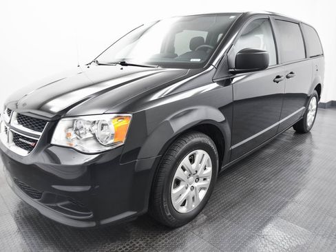 Used 2019 Dodge Grand Caravan SE image 3