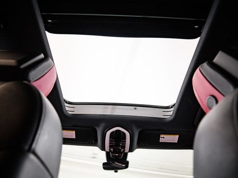 Certified 2023 Porsche Macan AWD/4WD image 30