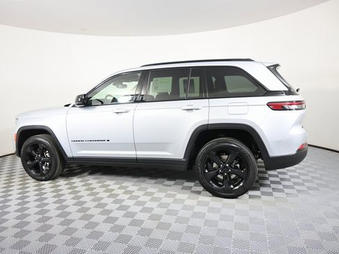 Used 2023 Jeep Grand Cherokee Altitude image 3