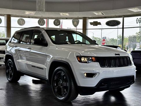Used 2019 Jeep Grand Cherokee Laredo image 2
