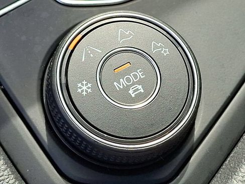 Used 2022 Volkswagen Taos SE AWD/4WD image 25