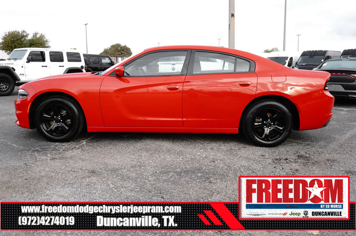 Used 2022 Dodge Charger SXT RWD image 2