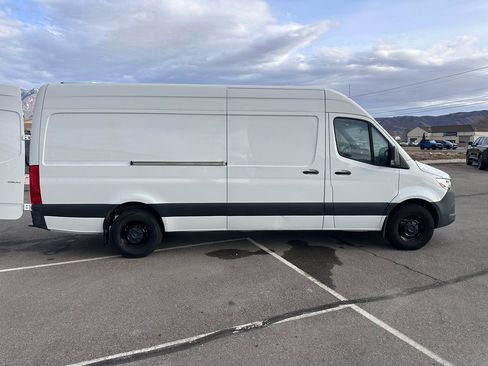 Used 2022 Mercedes-Benz Sprinter 2500 image 2