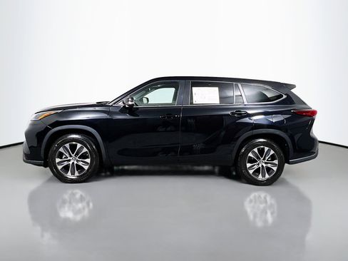 Used 2023 Toyota Highlander XLE image 9