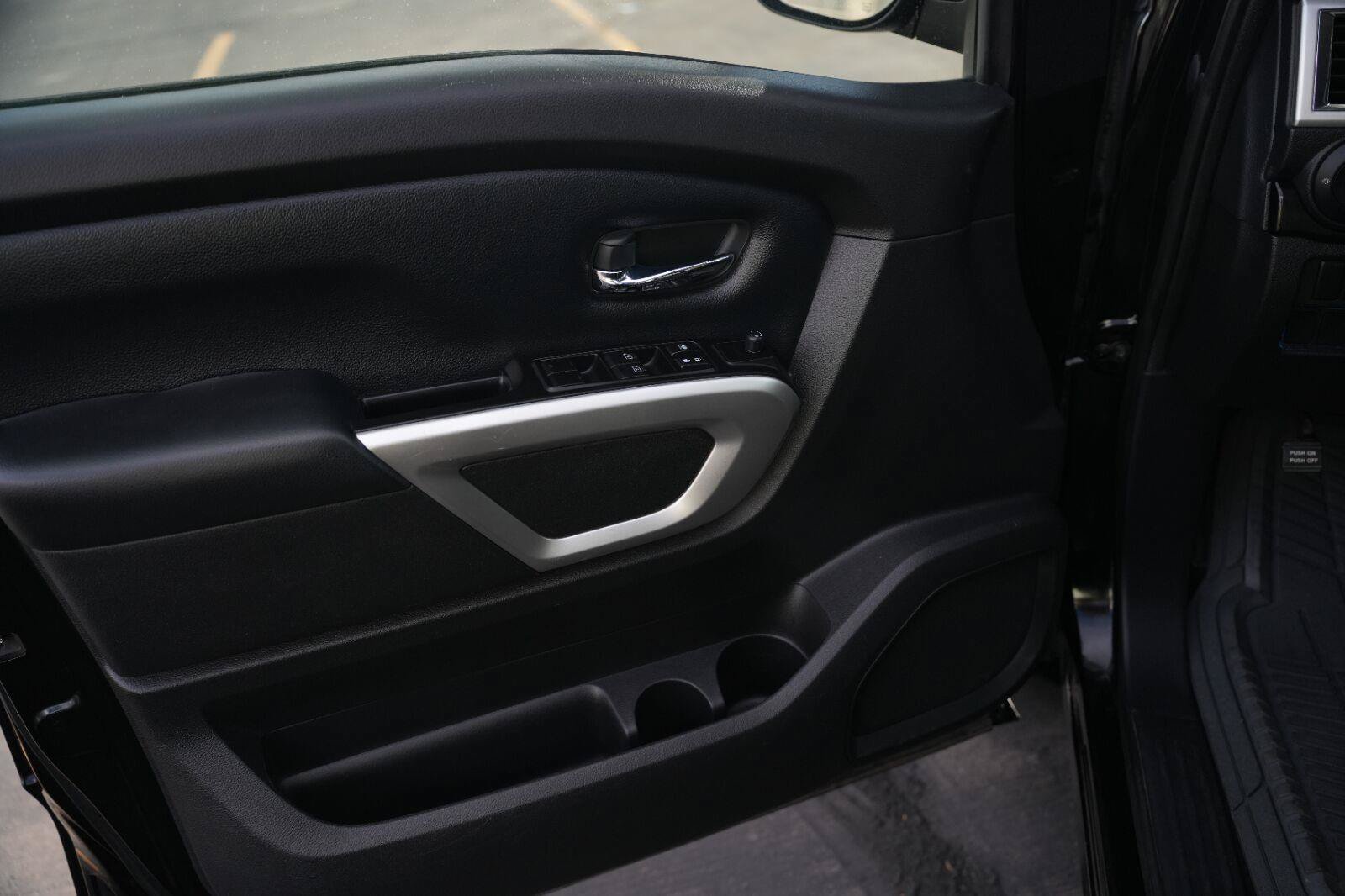 Used 2018 Nissan Titan SV AWD/4WD image 15
