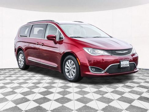 Used 2017 Chrysler Pacifica Touring-L image 9