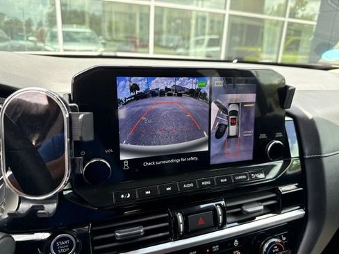 Used 2023 Nissan Pathfinder SL FWD image 3
