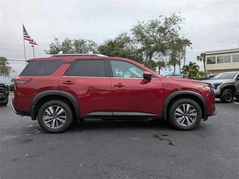 Used 2024 Nissan Pathfinder SL w/ Black Appearance Package image 3