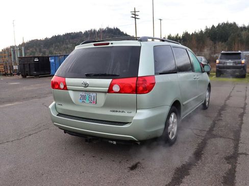 Used 2010 Toyota Sienna LE image 5