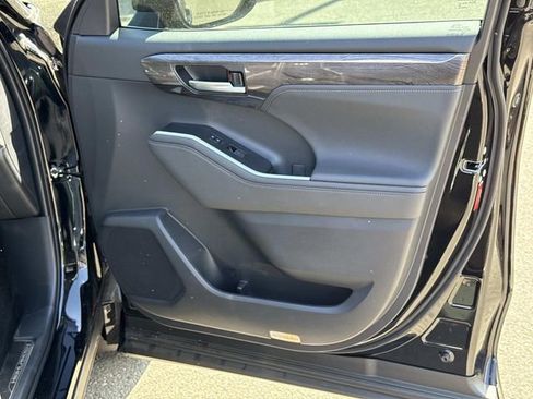 Used 2026 Toyota Highlander Platinum AWD/4WD image 8