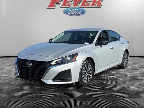 Used 2024 Nissan Altima 2.5 SV image 1