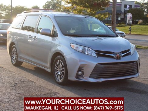 Used 2018 Toyota Sienna XLE w/ XLE Navigation Package image 3