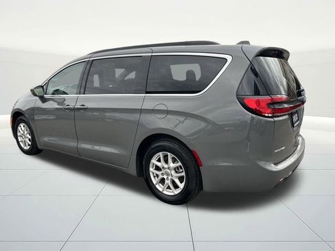 Used 2022 Chrysler Pacifica Touring-L image 3
